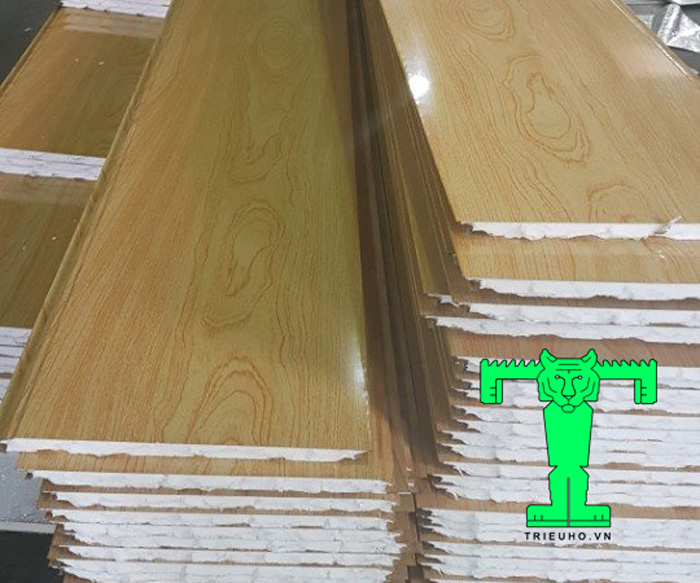 Trần tôn 3 lớp mang lại không gian lắp đặt mát mẻ, dễ chịu lại còn thẩm mỹ cao Trần tôn 3 lớp mang lại không gian lắp đặt mát mẻ, dễ chịu lại còn thẩm mỹ cao