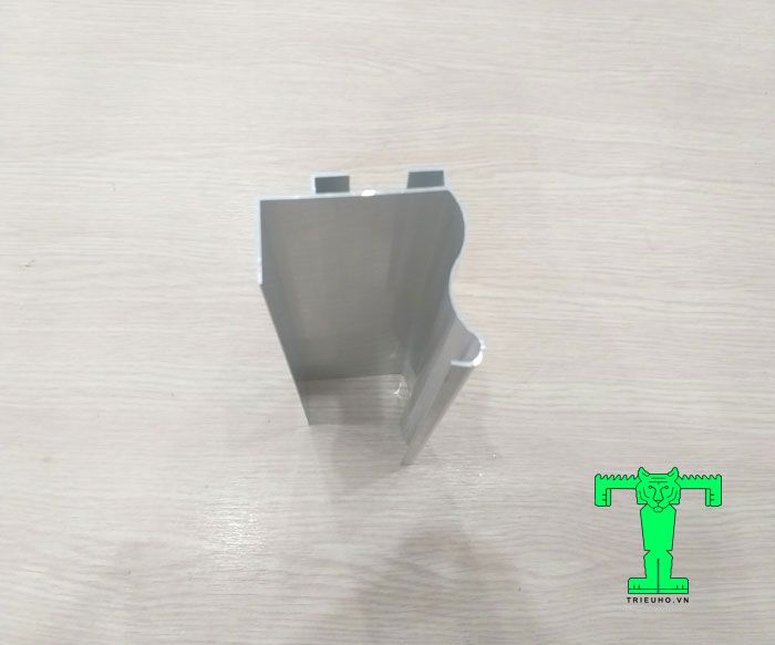 Thanh nhôm U61x56x1mm là thanh để xử lý các khe giãn cách, khe nối và bo khung cho cánh cửa trượt Thanh nhôm U61x56x1mm là thanh để xử lý các khe giãn cách, khe nối và bo khung cho cánh cửa trượt