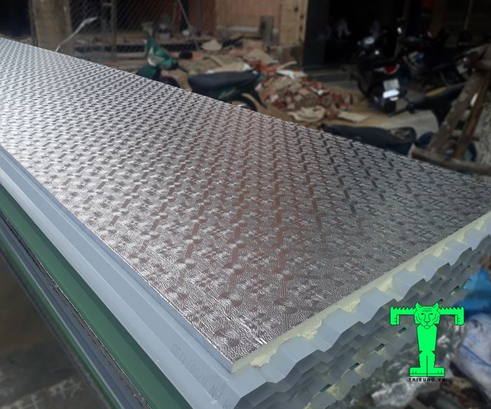 Tôn Đông Á 3 lớp: tôn nền dày 0.35mm + PU + giấy bạc có lớp giấy bạc hoa văn sang trọng, hiện đại, tăng tính thẩm mỹ cho không gian Tôn Đông Á 3 lớp: tôn nền dày 0.35mm + PU + giấy bạc có lớp giấy bạc hoa văn sang trọng, hiện đại, tăng tính thẩm mỹ cho không gian