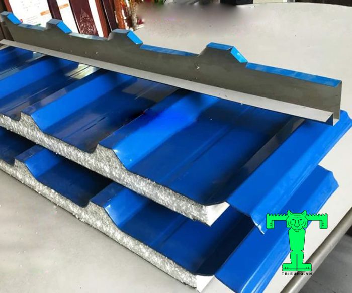 Tôn cách nhiệt EPS có 3 lớp. Hai lớp ngoài là tôn mạ màu bao bọc lấy lớp vật liệu EPS Tôn cách nhiệt EPS có 3 lớp. Hai lớp ngoài là tôn mạ màu bao bọc lấy lớp vật liệu EPS