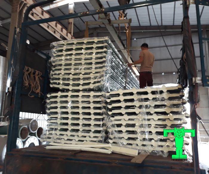 Tôn cách nhiệt Hoa Sen 3 lớp tôn nền dày 0.45mm + PU + giấy bạc Tôn cách nhiệt Hoa Sen 3 lớp tôn nền dày 0.45mm + PU + giấy bạc
