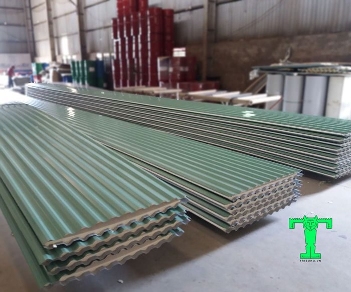 Tôn cách nhiệt Phương Nam 3 lớp tôn nền dày 0.45mm + PU + giấy bạc Tôn cách nhiệt Phương Nam 3 lớp tôn nền dày 0.45mm + PU + giấy bạc