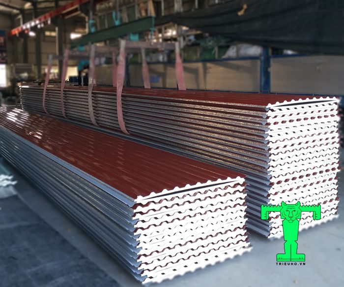 Tôn cách nhiệt Phương Nam 3 lớp: tôn nền dày 0.55mm + PU + giấy bạc Tôn cách nhiệt Phương Nam 3 lớp: tôn nền dày 0.55mm + PU + giấy bạc