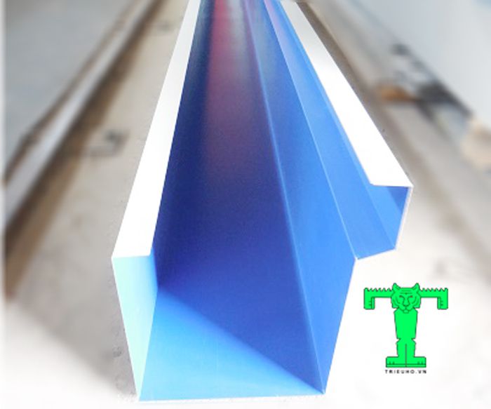Máng xối tôn khổ 800mm giúp cho công trình thoát nước nhanh. Nên nó giảm áp lực cho mái RẤT TỐT Máng xối tôn khổ 800mm giúp cho công trình thoát nước nhanh. Nên nó giảm áp lực cho mái RẤT TỐT