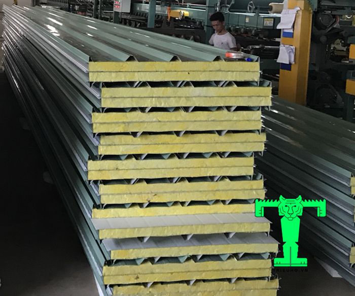 Tôn cách nhiệt Glasswool 100mm có khả năng chống cháy tuyệt vời, cách nhiệt, cách âm hoàn hảo Tôn cách nhiệt Glasswool 100mm có khả năng chống cháy tuyệt vời, cách nhiệt, cách âm hoàn hảo
