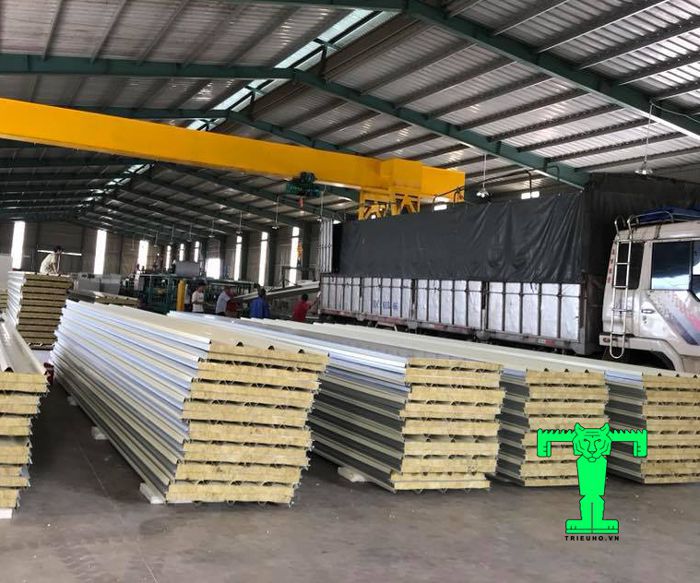 Tôn cách nhiệt Rockwool 100mm SIÊU cách nhiệt, chống cháy, bền, đẹp và phù hợp nhiều công trình Tôn cách nhiệt Rockwool 100mm SIÊU cách nhiệt, chống cháy, bền, đẹp và phù hợp nhiều công trình
