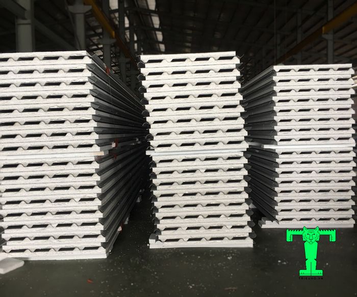 Tôn cách nhiệt Hoa Sen 3 lớp tôn nền dày 0.45mm + EPS + tôn 0.35mm với cấu tạo 2 lớp tôn dày bảo vệ lớp EPS