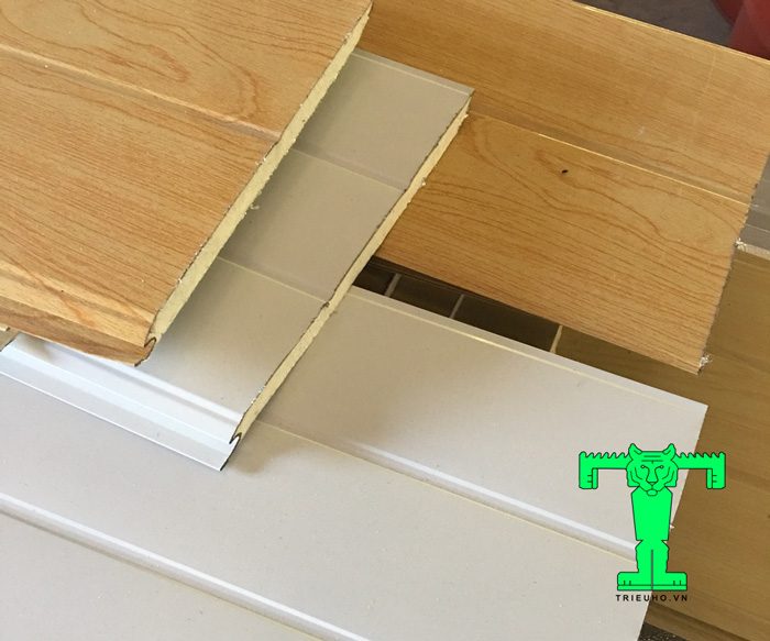 Cấu tạo trần tôn 3 lớp gồm : 1 lớp tôn nền, 1 lớp xốp PU cách nhiệt và 1 lớp giấy bạc Cấu tạo trần tôn 3 lớp gồm : 1 lớp tôn nền, 1 lớp xốp PU cách nhiệt và 1 lớp giấy bạc