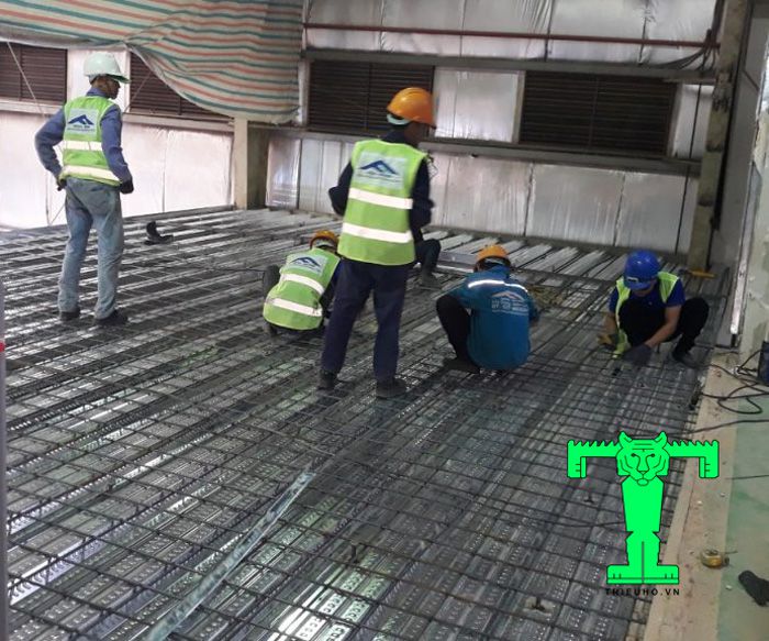 Phụ kiện tấm trải sàn lưới thép hàn mạ kẽm này được sản xuất sẵn nên thi công rất đơn giản và nhanh chóng Phụ kiện tấm trải sàn lưới thép hàn mạ kẽm này được sản xuất sẵn nên thi công rất đơn giản và nhanh chóng