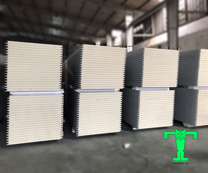 Panel PU 3 lớp cách nhiệt, cách âm hoàn hảo, chống cháy hiệu quả, độ bền cao, phù hợp nhiều công trình Panel PU 3 lớp 50mm