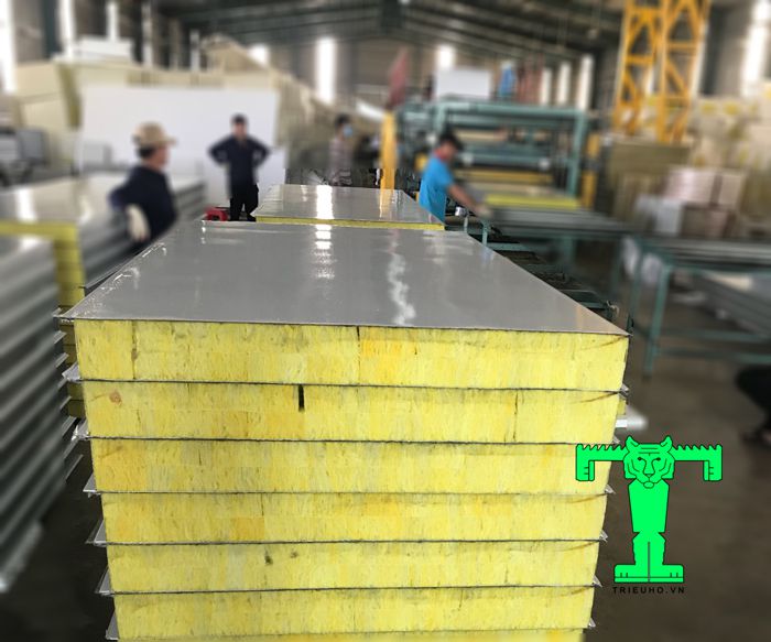 Tấm tôn panel chống cháy này được cắt khổ hiệu dụng là 950mm, chiều dài theo kích thước công trình Tấm tôn panel chống cháy này được cắt khổ hiệu dụng là 950mm, chiều dài theo kích thước công trình