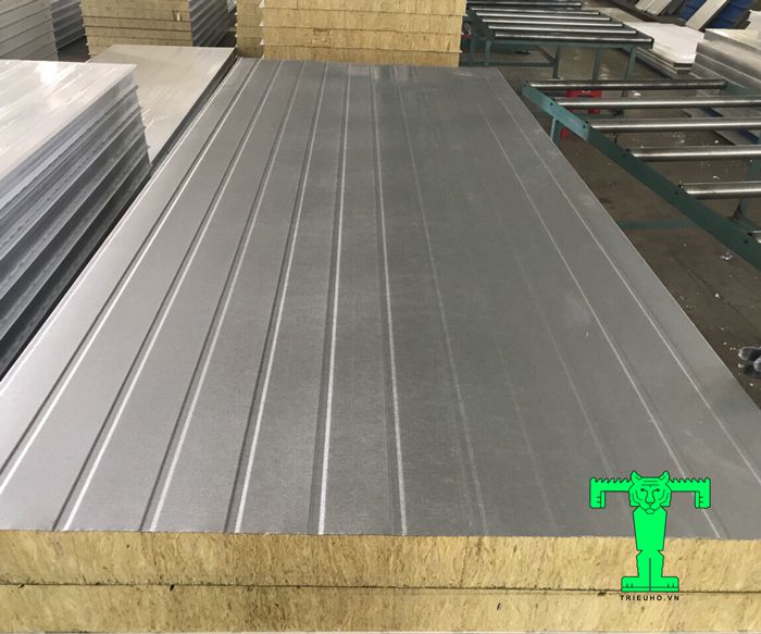 Tấm Panel lò sấy Rockwool 3 lớp tôn nền dày 0.55mm mạ màu + Rockwool 50mm 80kg/m3 + tôn 0.70mm mạ kẽm cấu tạo khá dày dặn