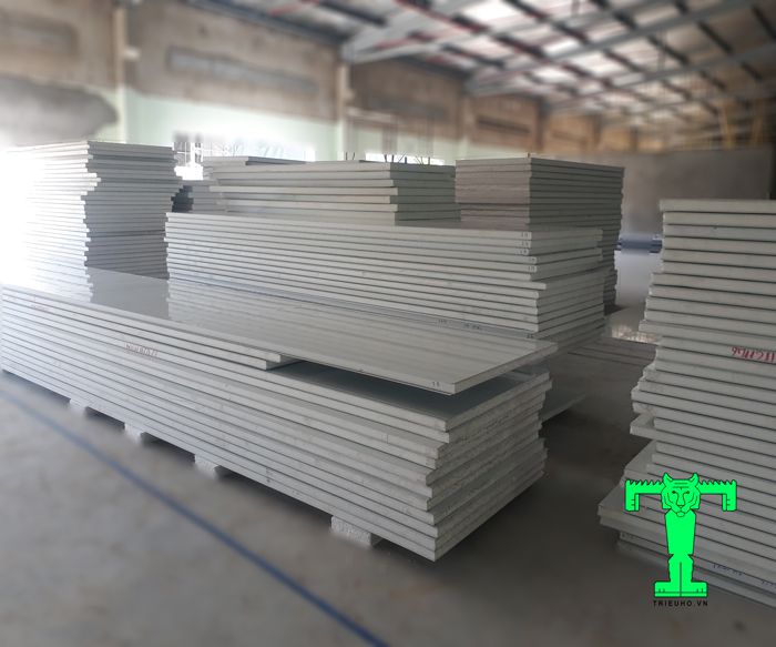 Panel cách nhiệt dùng cho trần công trình có rất nhiều loại (EPS, PU. Glasswool, Rockwool) bạn có thể tùy chọn theo yêu cầu của sử dụng