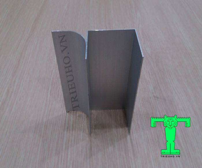 Thanh nhôm U50 cánh đơn sử dụng cho vách Panel dày 50mm Thanh nhôm U50 cánh đơn sử dụng cho vách Panel dày 50mm
