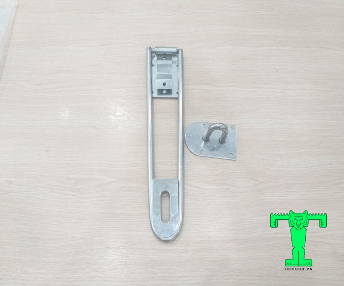Tay khóa inox cửa 2 cánh gồm 2 chi tiết. Nó được gắn cố định bằng đinh vít ở 2 bên cánh cửa. Tay khóa inox cửa 2 cánh gồm 2 chi tiết. Nó được gắn cố định bằng đinh vít ở 2 bên cánh cửa.