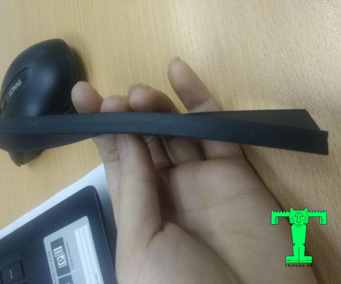Gioăng cao su đơn đáy cửa được lắp đặt ở vị trí đáy của cánh của panel bản lề Gioăng cao su đơn đáy cửa được lắp đặt ở vị trí đáy của cánh của panel bản lề