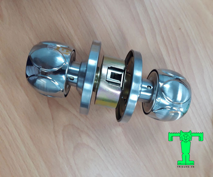 Khóa cửa nắm tròn có tay cầm có dạng hình tròn gọn gàng và dễ cầm nắm. Kích thước của khóa nắm đấm tròn cũng được thiết kế vừa vặn với tay Khóa cửa nắm tròn có tay cầm có dạng hình tròn gọn gàng và dễ cầm nắm. Kích thước của khóa nắm đấm tròn cũng được thiết kế vừa vặn với tay