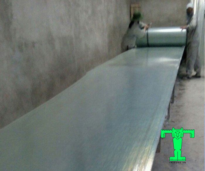 Tấm lợp lấy sáng Composite dạng phẳng dày 0.8mm khổ 1000mm có khả năng xuyên sáng, chống thấm, chống bụi bẩn tốt Tấm lợp lấy sáng Composite dạng phẳng dày 0.8mm khổ 1000mm có khả năng xuyên sáng, chống thấm, chống bụi bẩn tốt