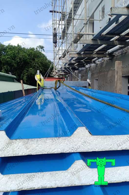 tôn chống nóng 3 lớp tôn + xốp eps + tôn tôn chống nóng 3 lớp tôn + xốp eps + tôn