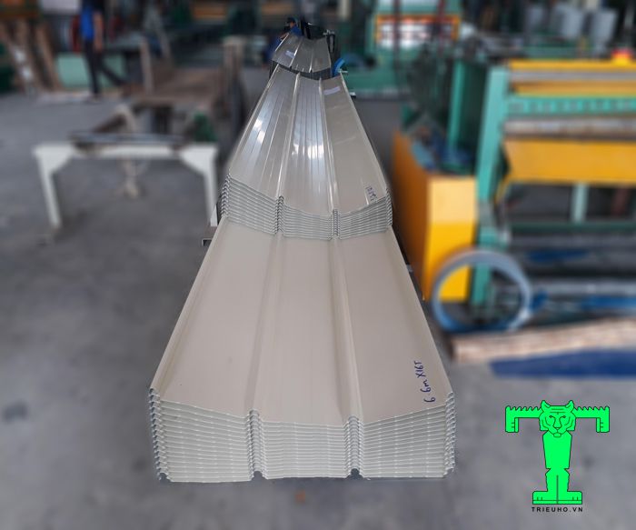 Mua tôn Cliplock giúp thoát nước nhanh, cứng chắc, thi công nhanh, phù hợp các công trình lớn