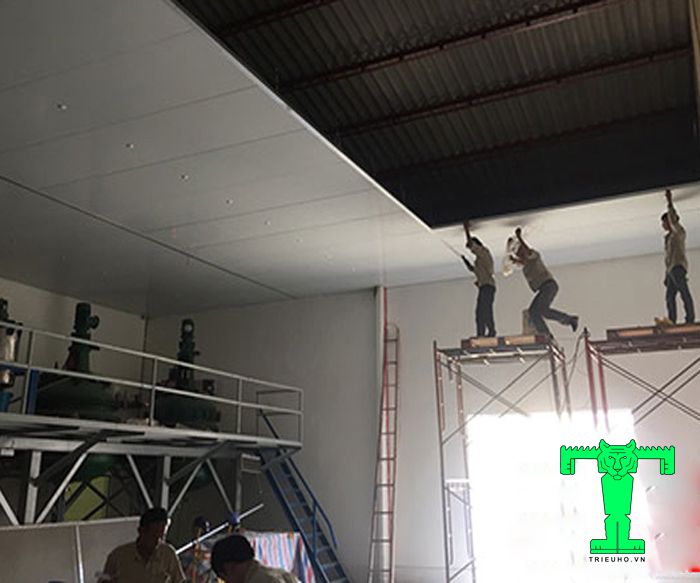 Lắp đặt trần Panel chống nóng cần làm tuần tự các bước mới chuẩn kỹ thuật và thẩm mỹ cao