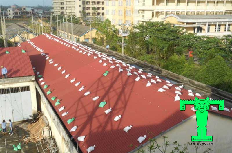 Chống bão cho nhà mái tôn