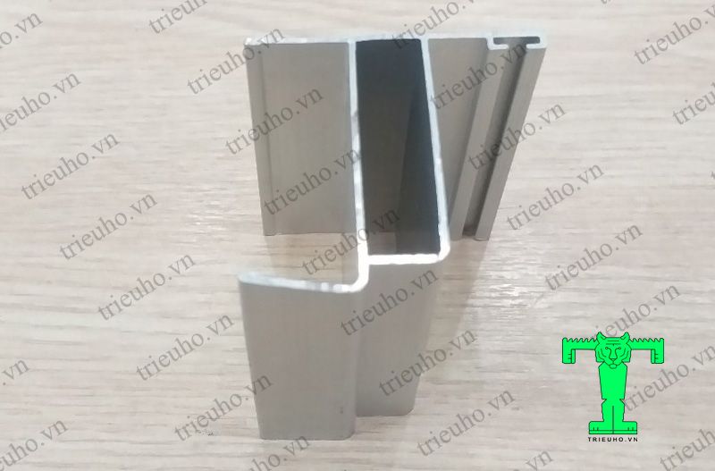 <em>Thanh nhôm U54x53x1.1mm bo khung và bo cánh cửa bản lề Panel dày 50mm</em>