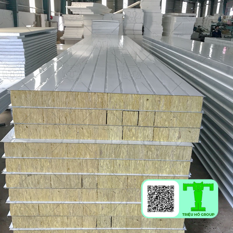 Tỉ trọng cách nhiệt lò sấy Rockwool khá nặng, dày, kèm theo 2 lớp tôn nên khi có va đập mạnh, sản phẩm chịu được lực tốt