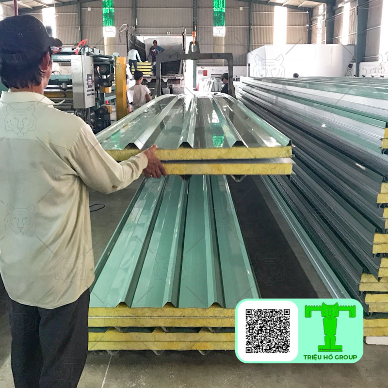 Tôn cách nhiệt chống cháy tôn 0.45mm + Glasswool 100mm + tôn 0.45mm là 1 khối nguyên tấm, không cong vênh nên thi công dễ dàng