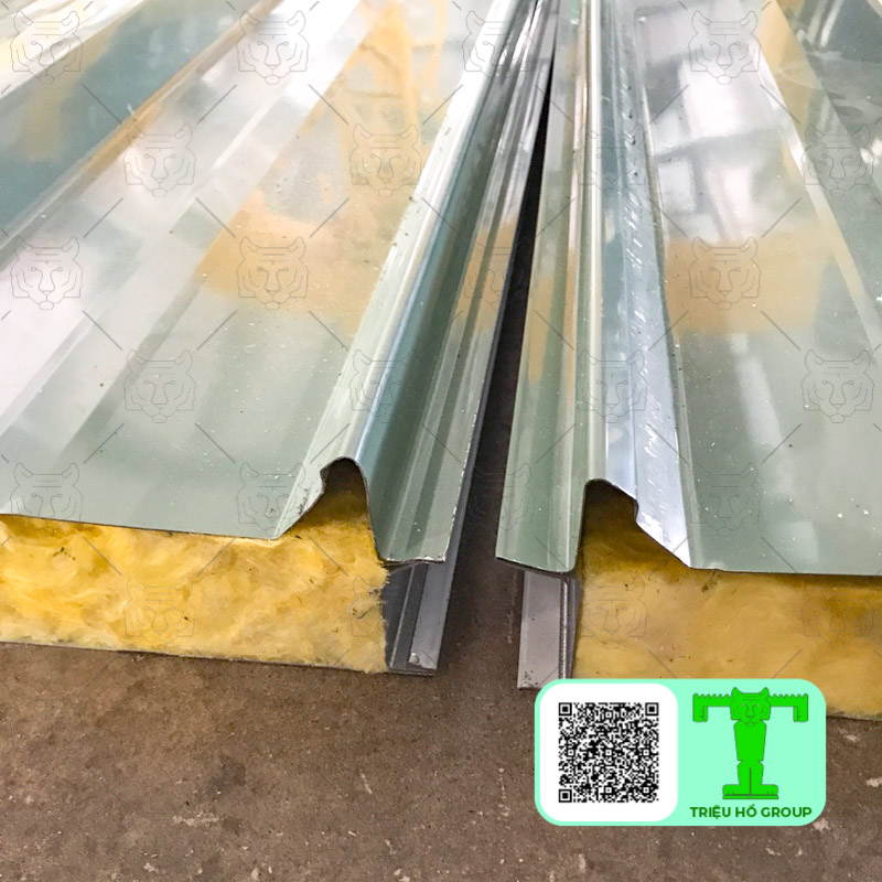 Tôn cách nhiệt chống cháy tôn 0.50mm + Glasswool 100mm + tôn 0.50mm có thể chịu nhiệt từ -4°C -> 650°C