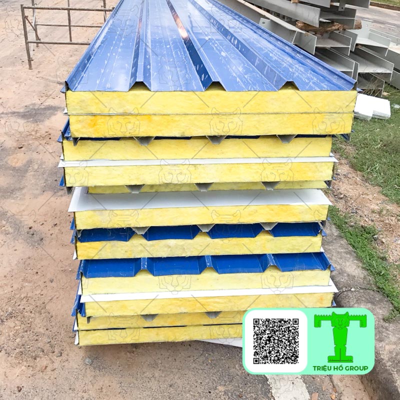 Tôn cách nhiệt chống cháy tôn 0.50mm + Glasswool 50mm + tôn 0.50mm là lựa chọn tốt nhất khi chọn vật liệu lợp mái mọi công trình