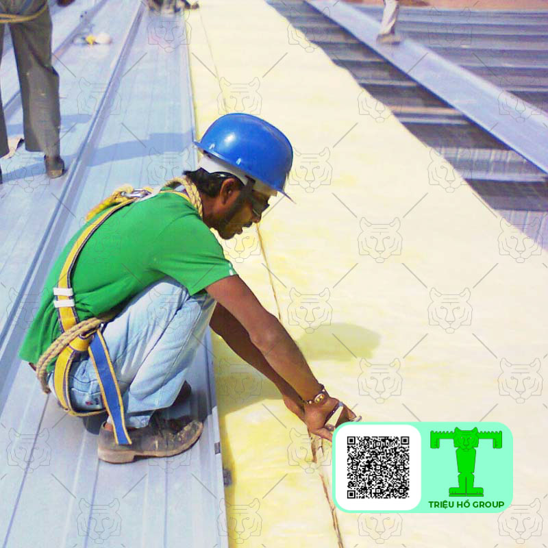 Bông thủy tinh Glasswool 32kg/m3 dày 25mm có khả năng chống cháy, giảm rủi ro cháy nổ cao nên được nhiều nhà đầu tư lựa chọn