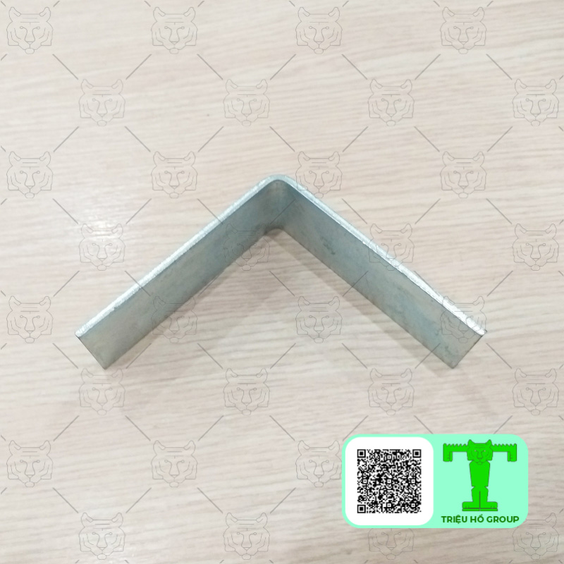 Ke góc V100x100x30x3,0mm có hình chữ V 30mm, dày 3mm, được làm bằng nhôm