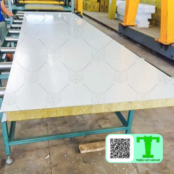 Panel Glasswool dày 50mm hay được sử dụng nhiều trong công trình dân dụng, công nghiệp