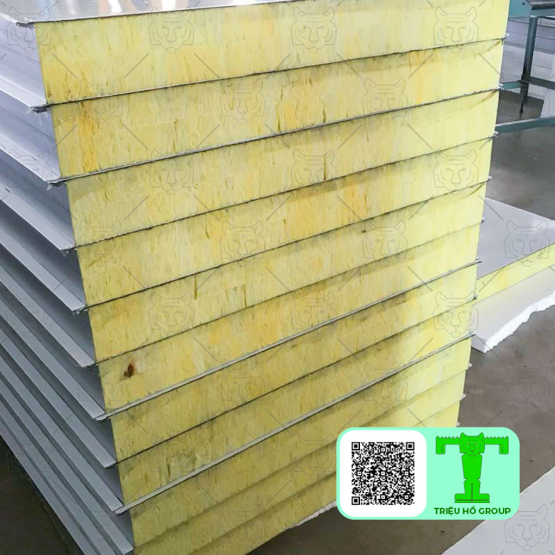 Panel Glasswool dày 50mm là sự kết hợp hài hòa giữa lớp bông thủy tinh và tôn đều không dẫn nhiệt nên có khả năng chống cháy tốt