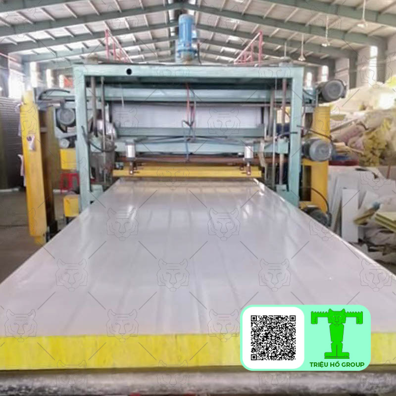 Tấm tôn panel chống cháy dạng tấm, thẳng và cứng nên việc vận chuyển hay thi công dễ dàng, thuận lợi