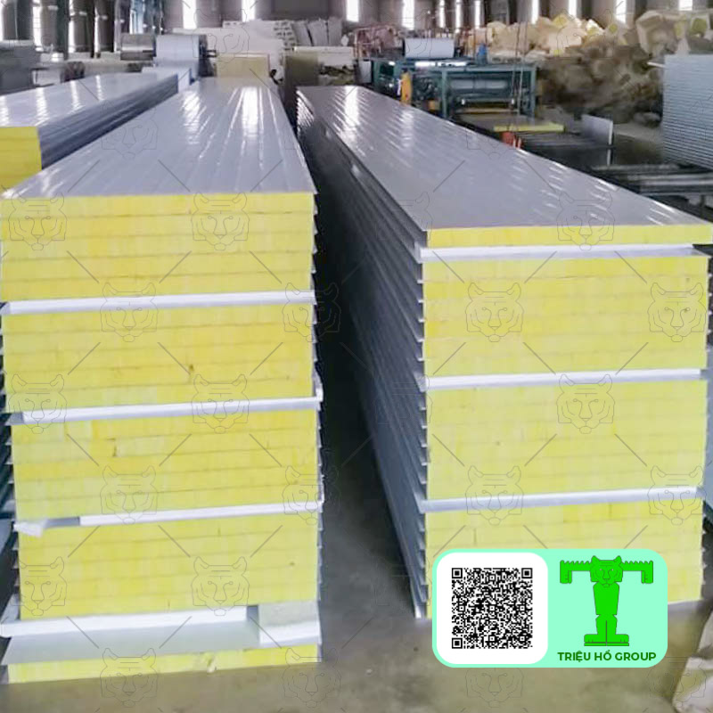 Tỉ trọng Panel glasswool dày 100mm dày, 2 lớp tôn tốt dẻo dai nên khi có va đập mạnh, sản phẩm chịu được lực kéo, lực nén tốt