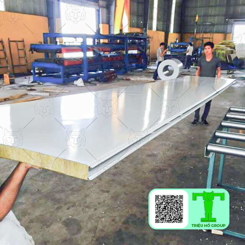 Với độ dày 100mm tỉ trọng 48kg/m3 của lớp bảo ôn Glasswool giúp tấm panel này có sức chịu lực của khá cao