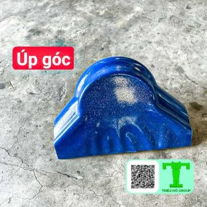 Tấm úp góc nóc mái ngói nhựa PVC có góc uốn 120độ nên có thể linh hoạt cố định trên ngói nhựa