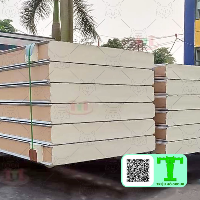 Tấm tôn Panel PU 3 lớp đều kháng nước với hệ số thẩm thấu nước là 30 ÷ 60 23oC