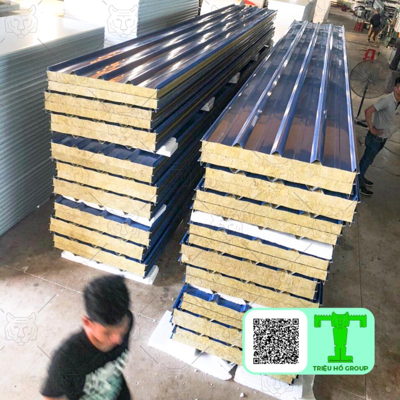 Nhờ hàng loạt ưu điểm mà Tôn cách nhiệt chống cháy tôn 0.45mm + Rockwool 75mm + tôn 0.45mm luôn góp mặt ở nhiều công trình lớn nhỏ khác nhau