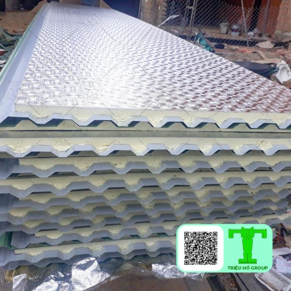 Tôn hoa sen cách nhiệt 3 lớp: tôn nền dày 0.30mm + PU + giấy bạc là vật liệu lợp mái lý tưởng trong các công trình xây dựng hiện đại