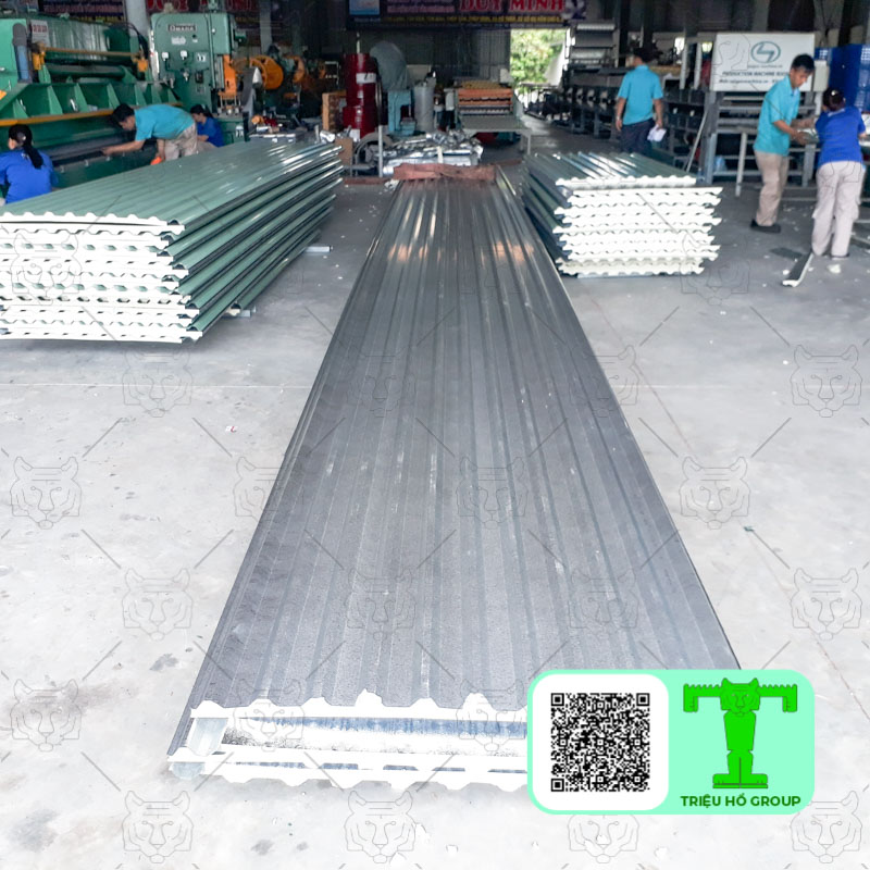 Tôn PU Phương Nam 3 lớp tôn nền dày 0.35mm + PU + giấy bạc giúp tuổi thọ công trình có thể lên tới 30 - 50 năm