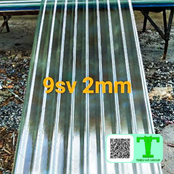 Tôn lấy sáng Composite 9 sóng vuông dày 1mm từ nhựa PolyEste kết hợp với sợi thủy tinh Composite và một số phụ gia khá