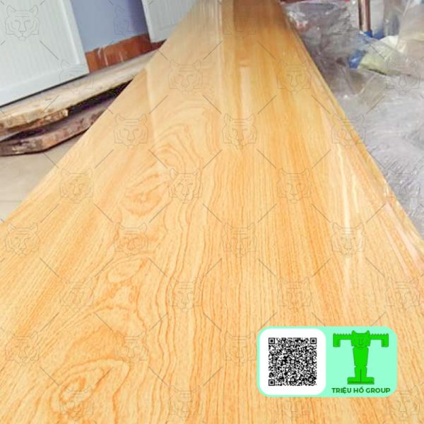 Trần tôn vân gỗ còn được sử dụng nhiều trong việc ứng dụng làm vách ngăn tường